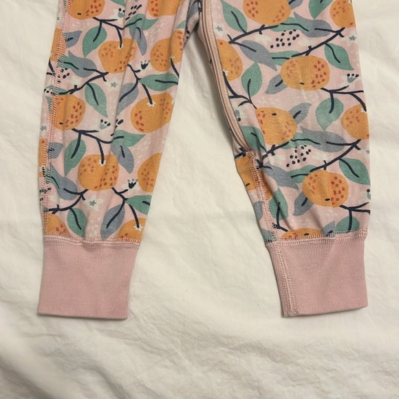 Hanna Andersson 80 cm 18 to 24 mo. pajamas, tangerine, and flower pattern - Picture 3 of 11